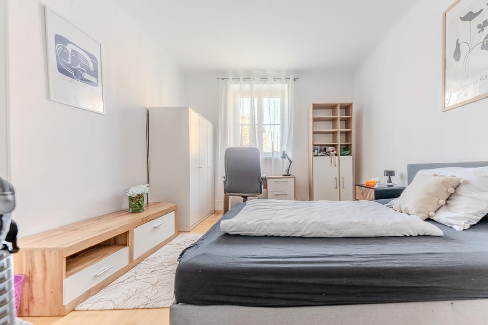 Bed, Photo of the whole room, Seating area, Bedroom, wardrobe