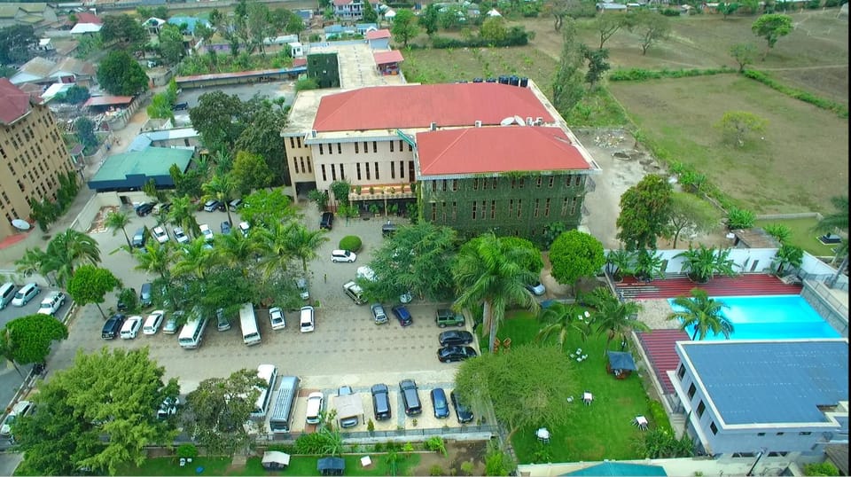 Property building, Day, Neighbourhood, Natural landscape, Bird's eye view, Swimming pool, Location, Parking