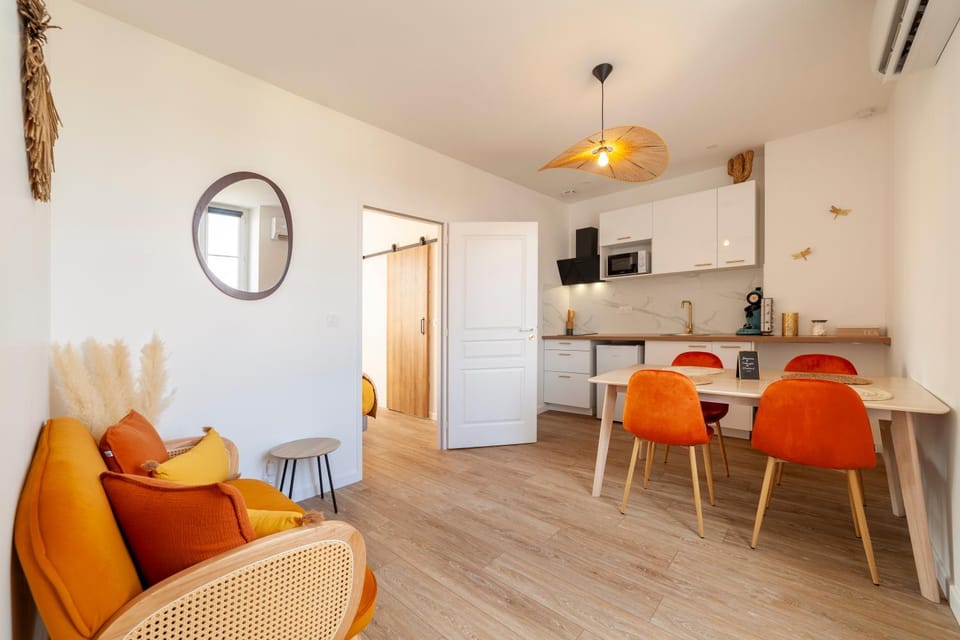TV and multimedia, Kitchen or kitchenette, Seating area, Dining area, stove