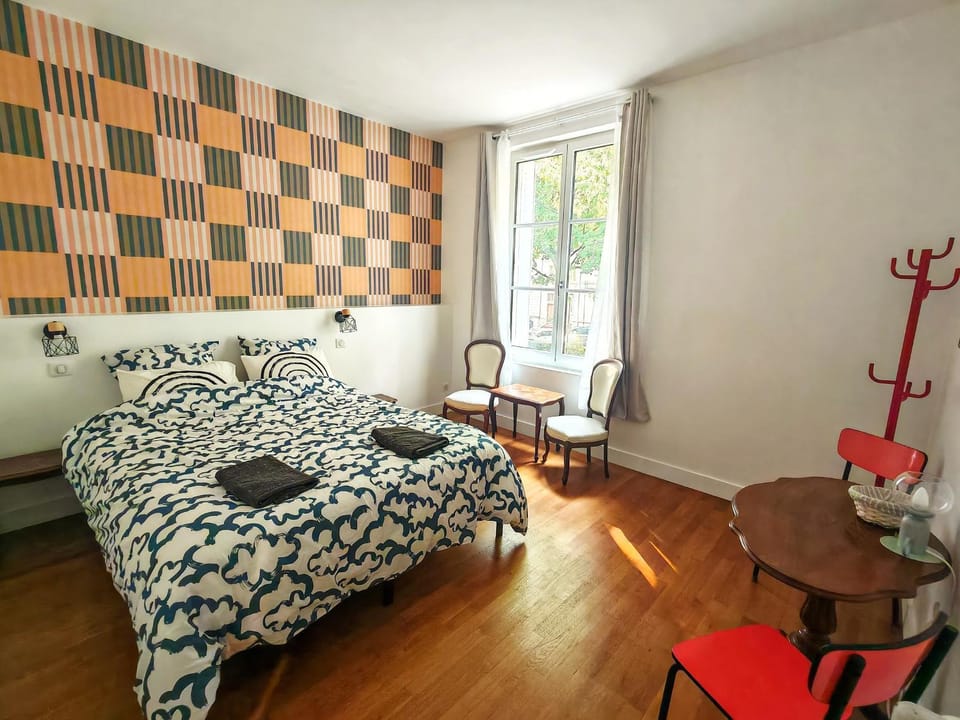 Bed, Living room, Photo of the whole room, Seating area, Dining area, Bedroom