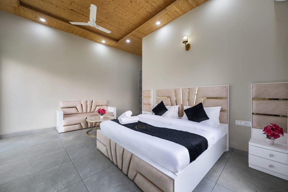The Rajmahal Retreat I Jacuzzi I Vacations l Pet friendly & 3 Bedroom Villa I Family Events I Sky Bonfire I Kasauli By Exotic Stays Apartment in Himachal Pradesh
