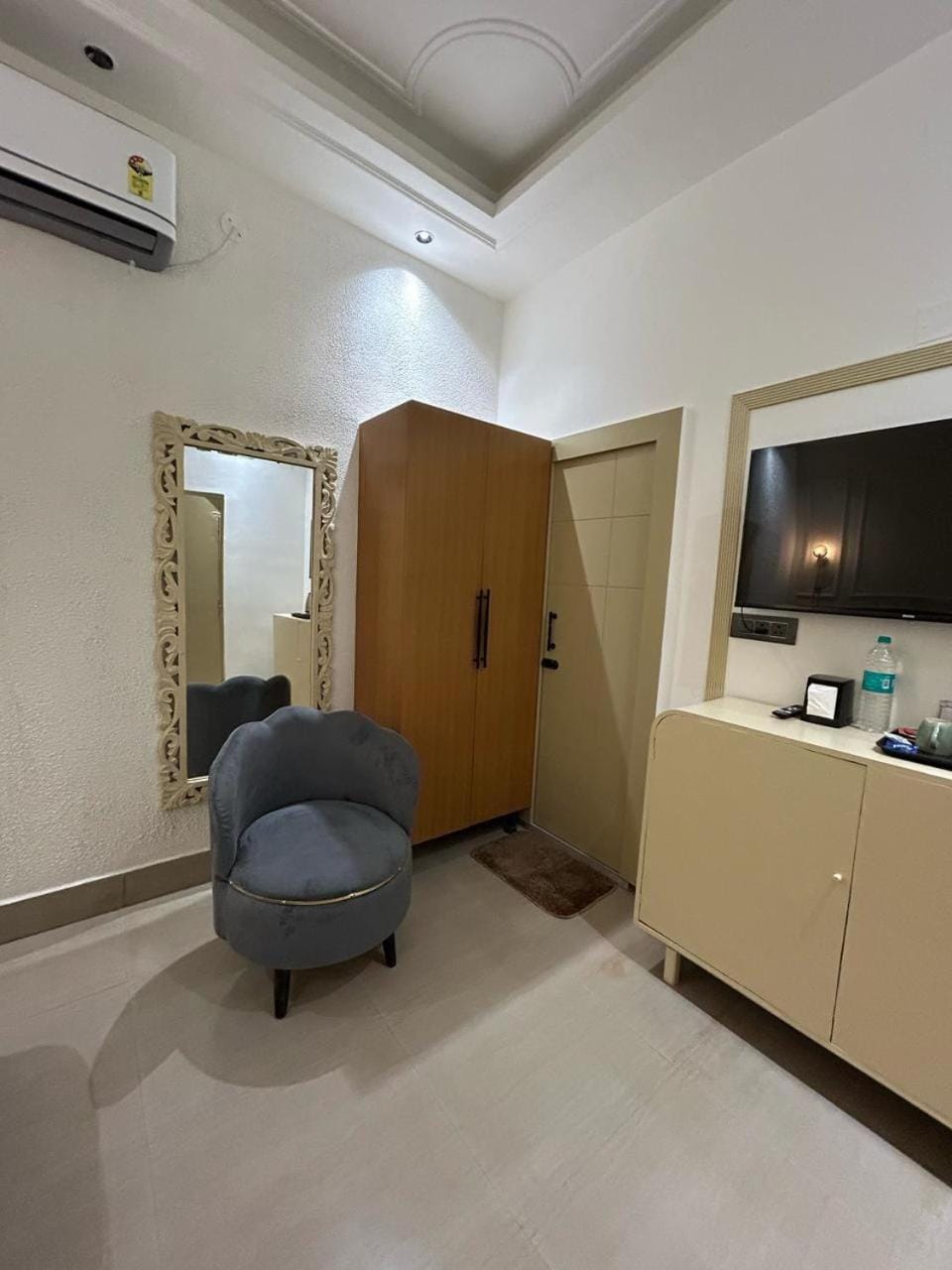 TV and multimedia, Kitchen or kitchenette, Seating area, air conditioner