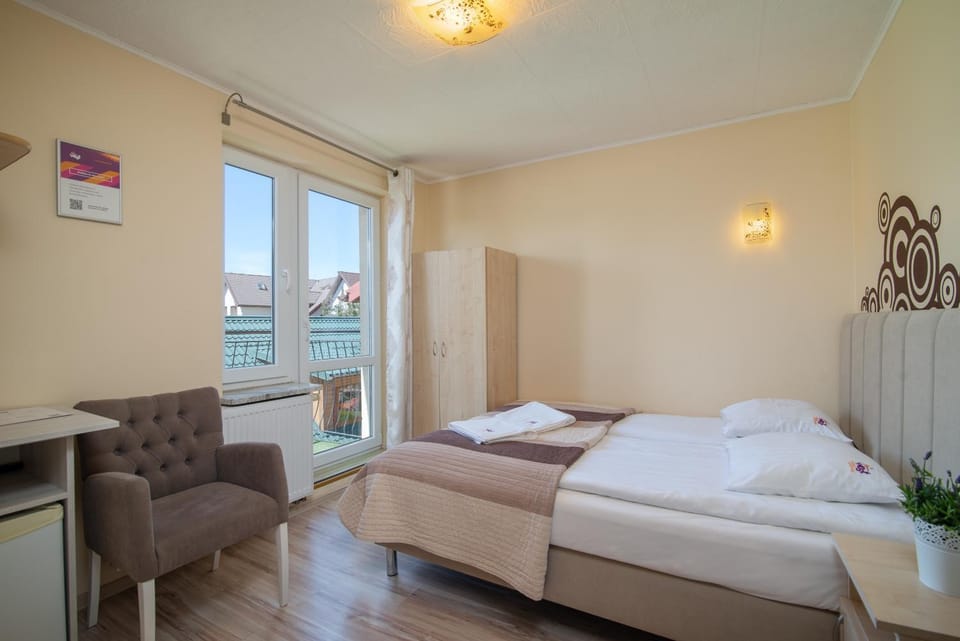 Bed, Photo of the whole room, Seating area, wardrobe