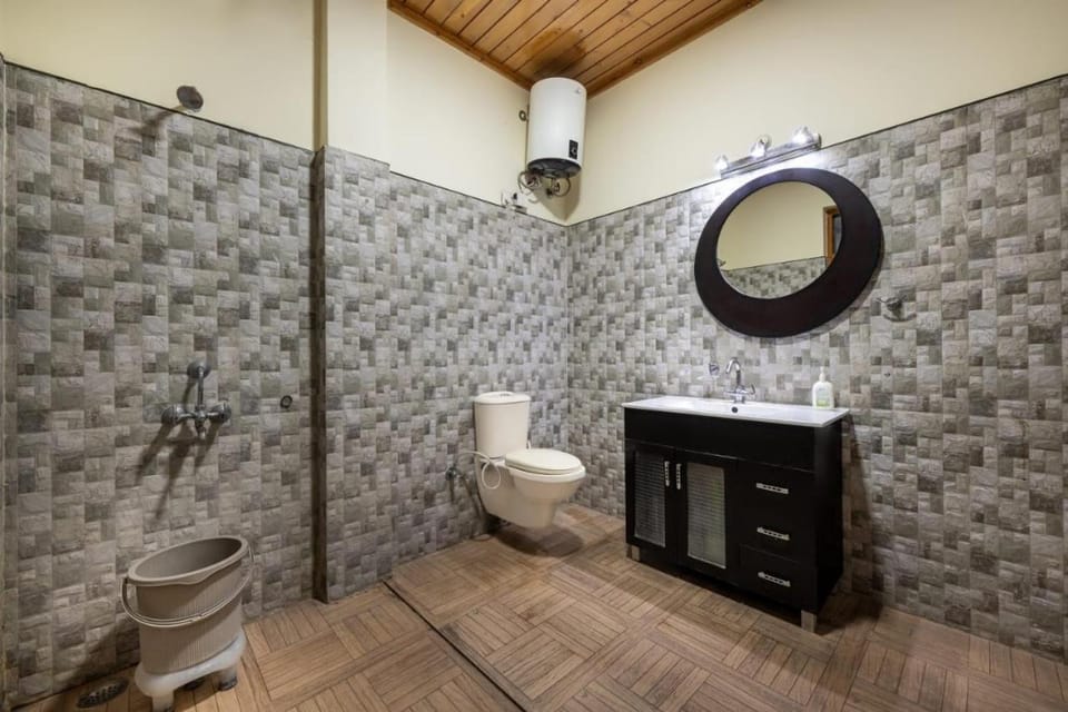 The Corner House I 4 Bedroom Serviced Villa I Open Air Lawn & Plunge Pool I Bonfire I Dance I Music I Full Party l Managed By ExoticStays Group Apartment in Himachal Pradesh