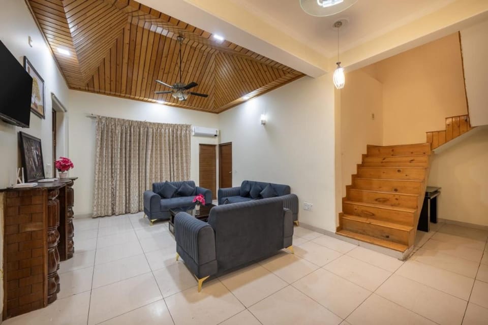 The Corner House I 4 Bedroom Serviced Villa I Open Air Lawn & Plunge Pool I Bonfire I Dance I Music I Full Party l Managed By ExoticStays Group Apartment in Himachal Pradesh