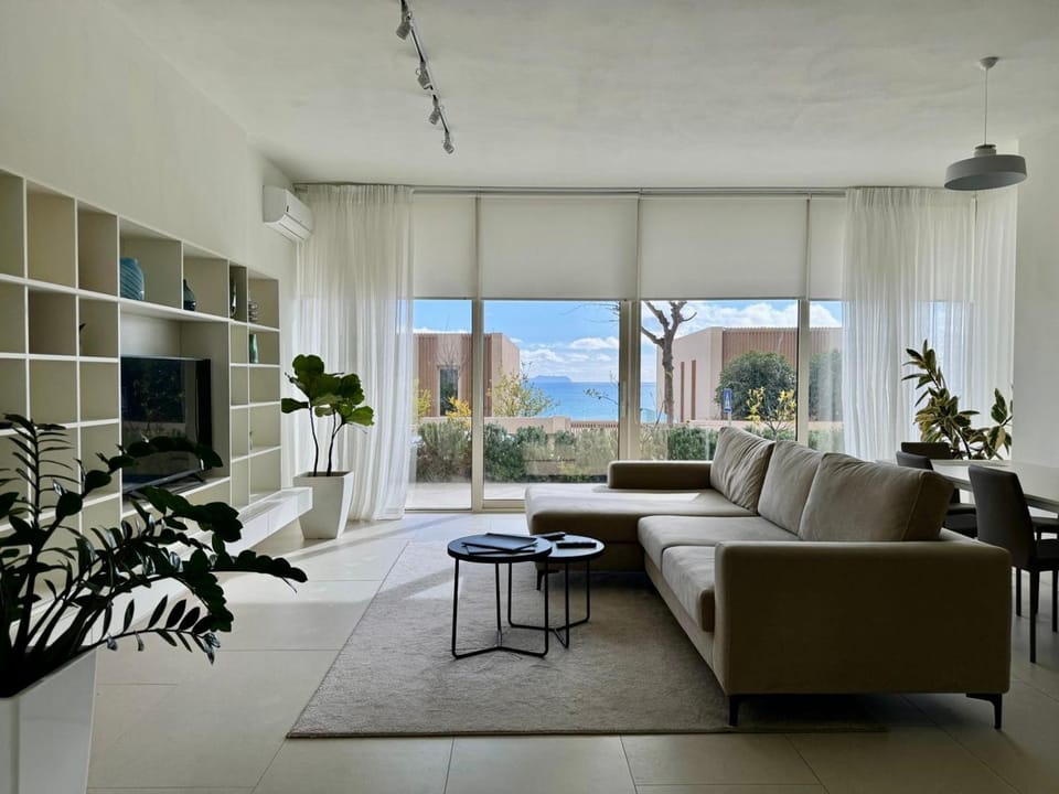 Communal lounge/ TV room, TV and multimedia, Living room, Seating area, Sea view