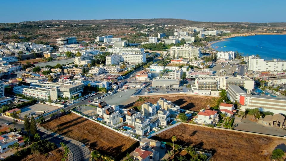 Property building, Neighbourhood, Bird's eye view, Beach, City view, Sea view, Street view, Location