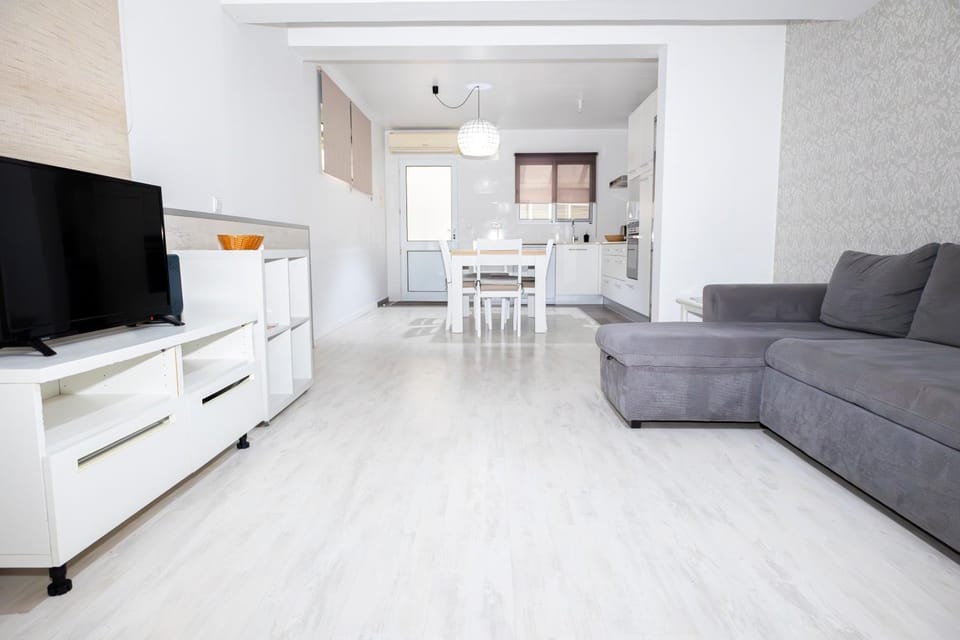 TV and multimedia, Kitchen or kitchenette, Living room, Seating area, Dining area