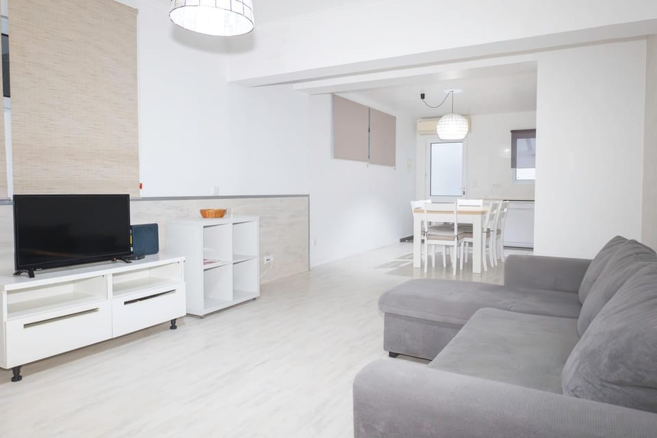 TV and multimedia, Kitchen or kitchenette, Living room, Seating area, Dining area