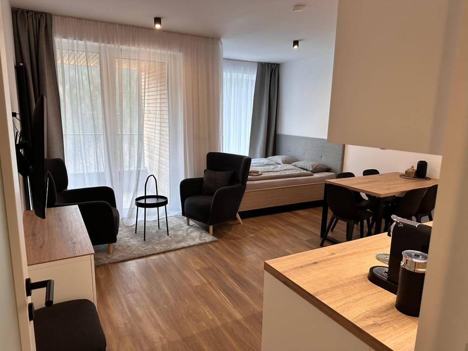 Bed, TV and multimedia, Seating area