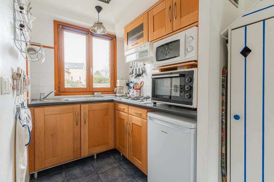 Kitchen or kitchenette, stove