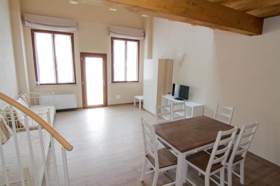 Day, Dining area