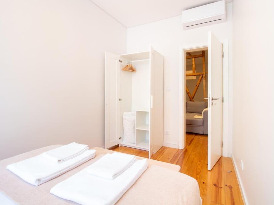 Photo of the whole room, towels, air conditioner