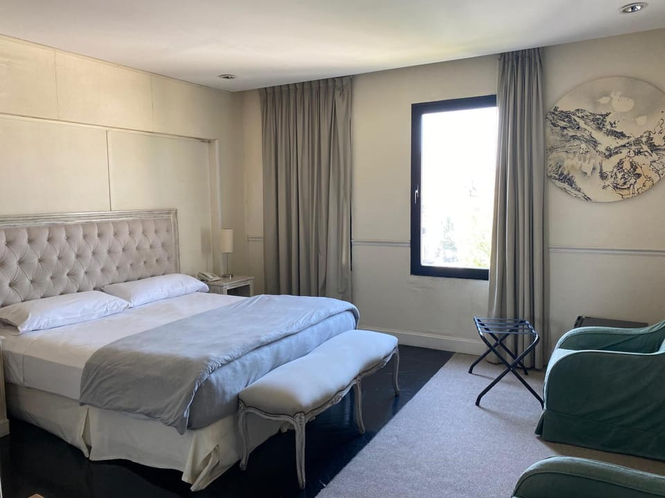 Bed, Living room, Photo of the whole room, Seating area, Bedroom