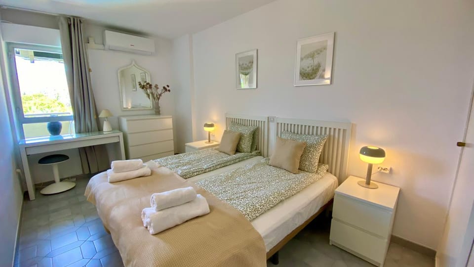 Bed, Bedroom, towels