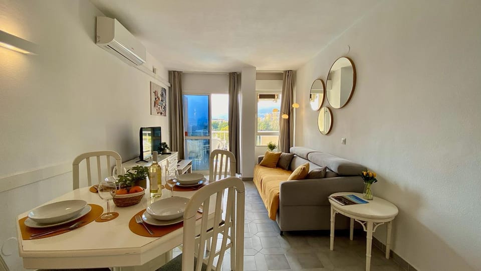 Living room, Seating area, Dining area, internet, air conditioner