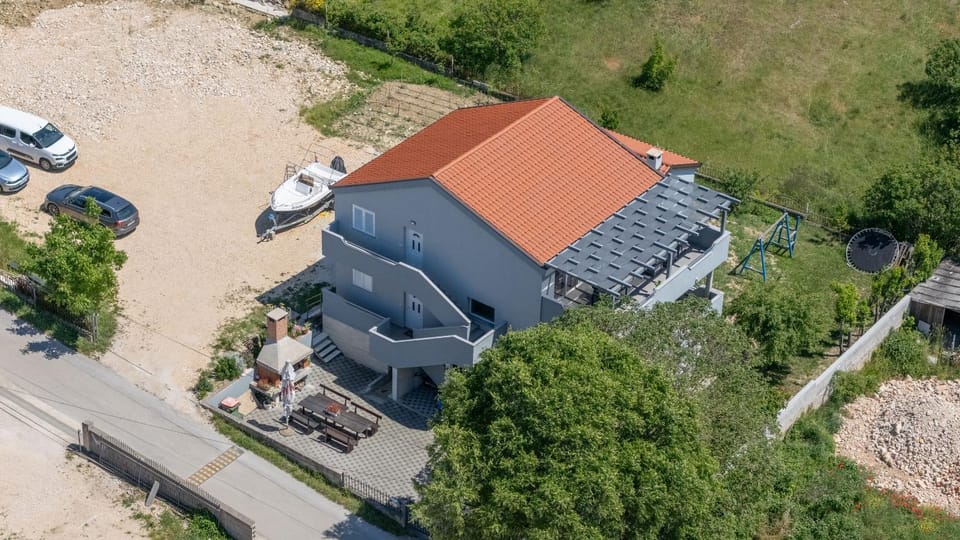 Facade/entrance, Bird's eye view