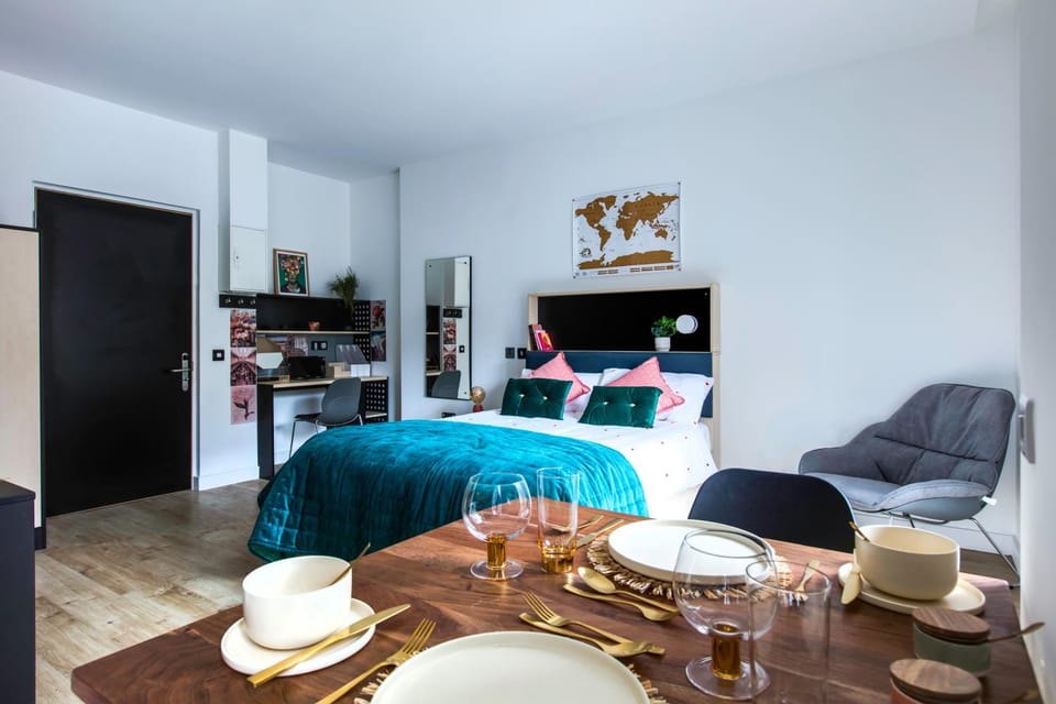 Photo of the whole room, Bedroom
