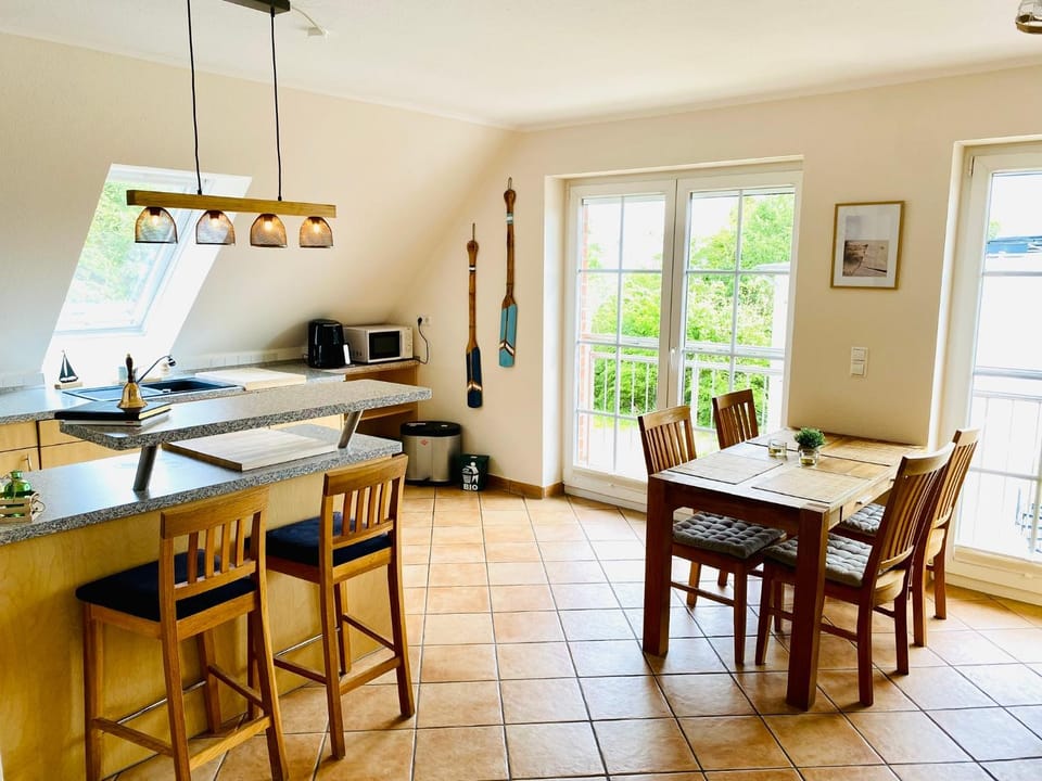 Kitchen or kitchenette, Living room, Seating area, Dining area