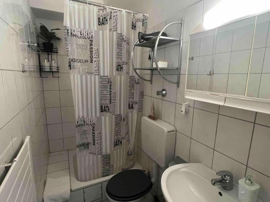 Shower, Toilet, Bathroom, towels
