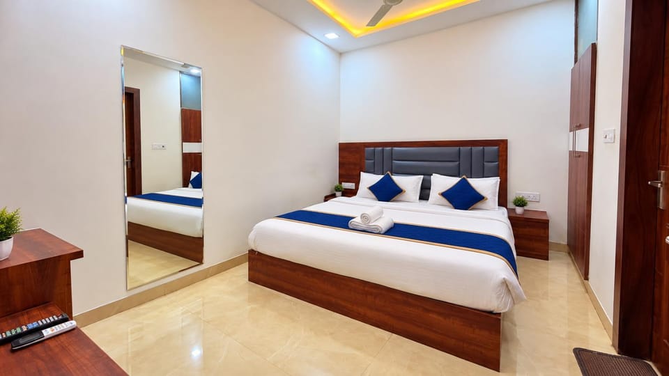 Bed, TV and multimedia, Photo of the whole room, Bedroom