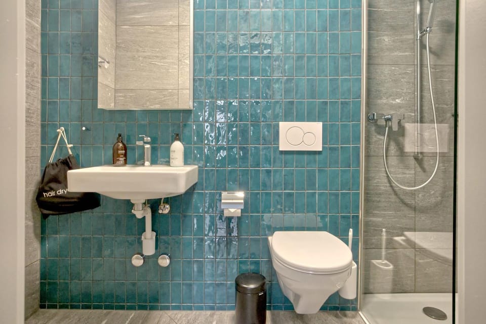 Shower, Toilet, Bathroom, towels