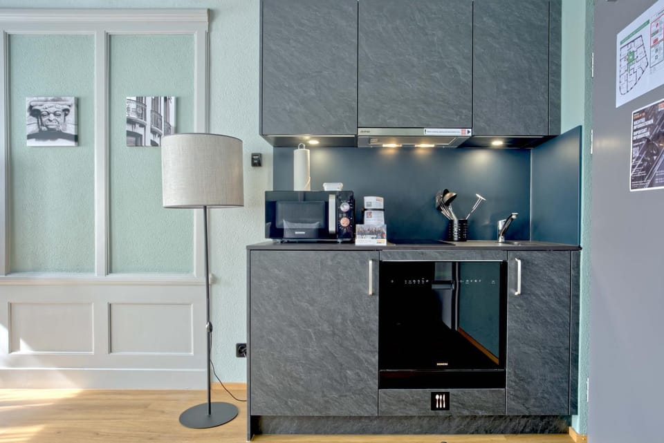 Coffee/tea facilities, Kitchen or kitchenette, stove