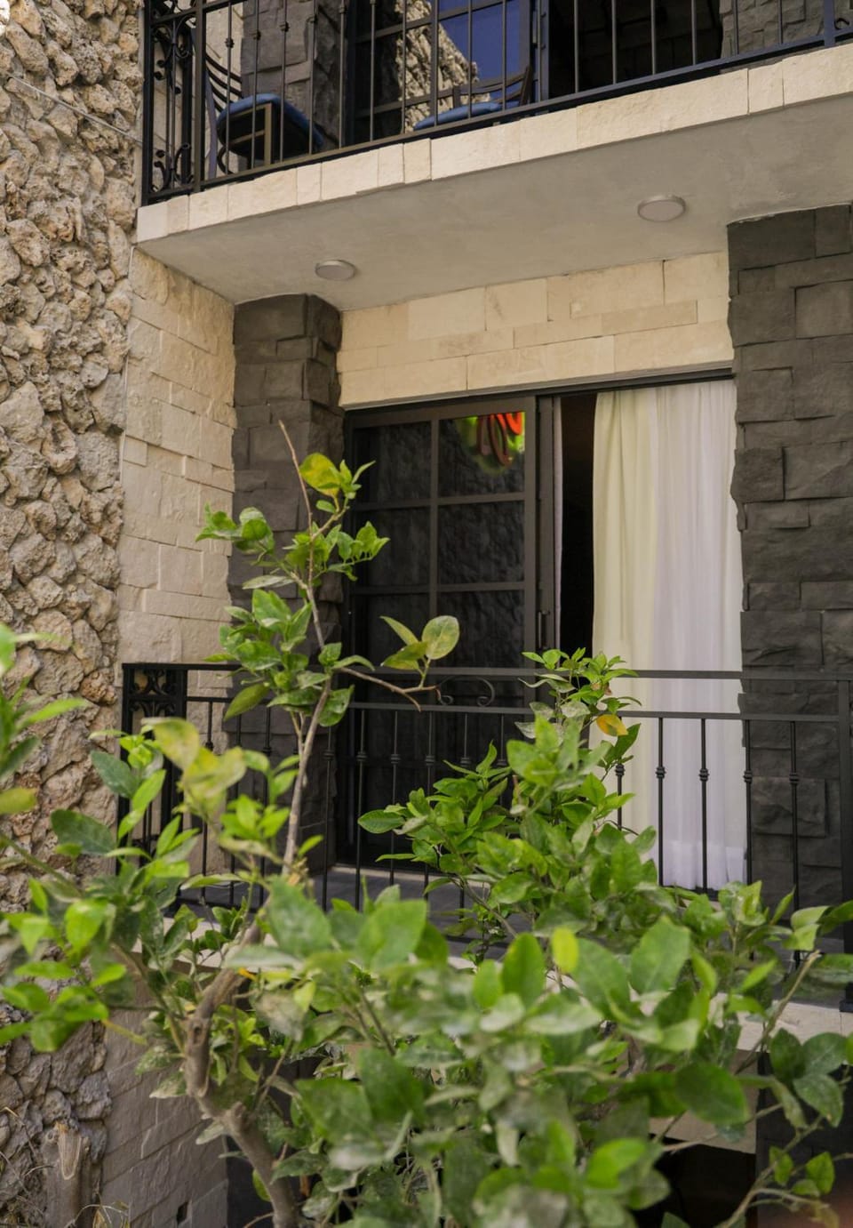 Property building, Spring, Balcony/Terrace