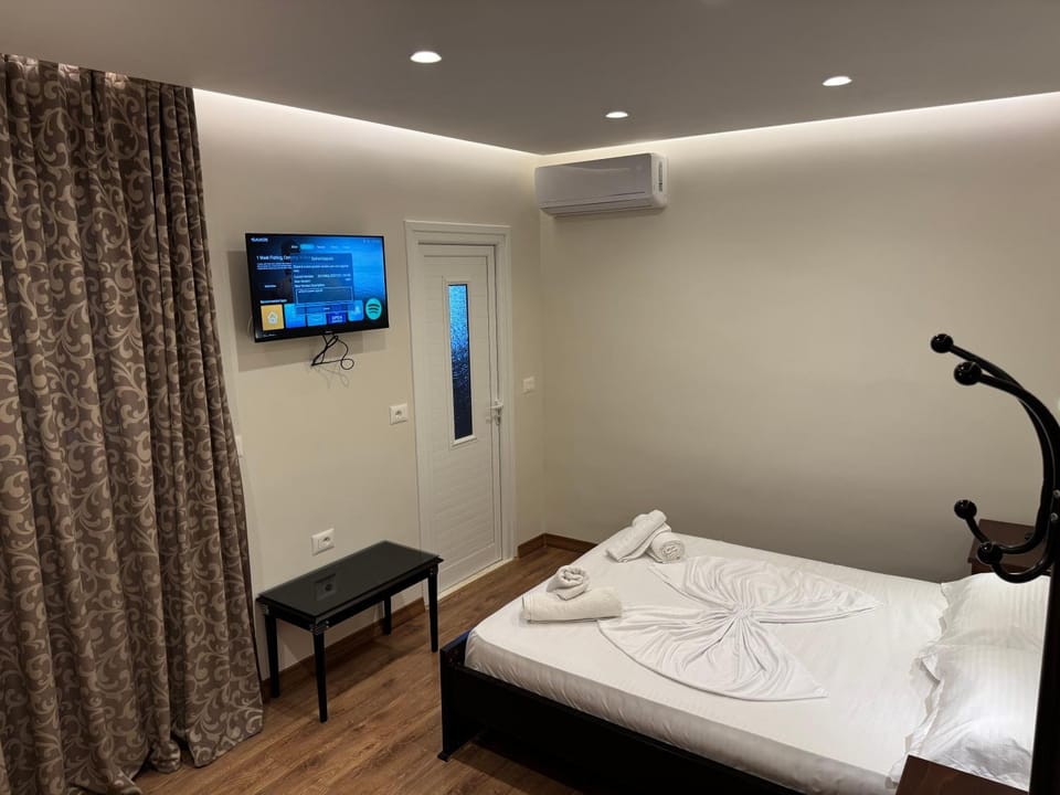 Bed, TV and multimedia, Photo of the whole room, Bedroom, air conditioner