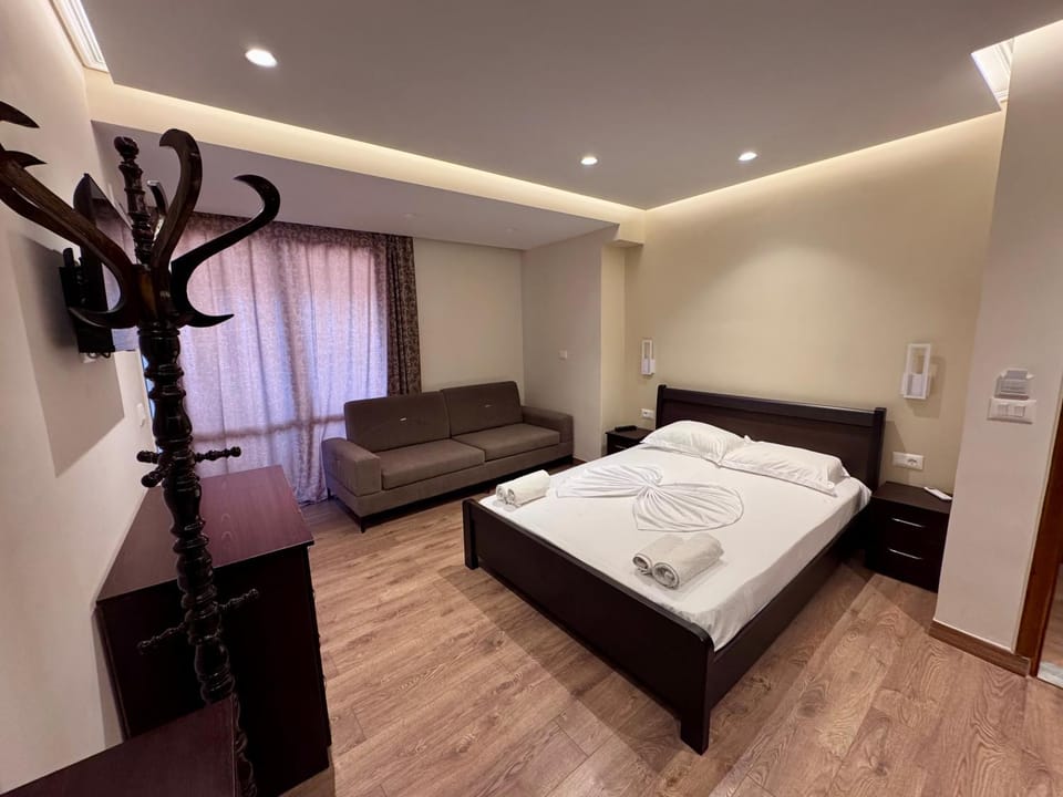 Bed, TV and multimedia, Photo of the whole room, Bedroom, towels