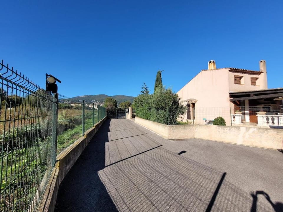 Property building, Neighbourhood