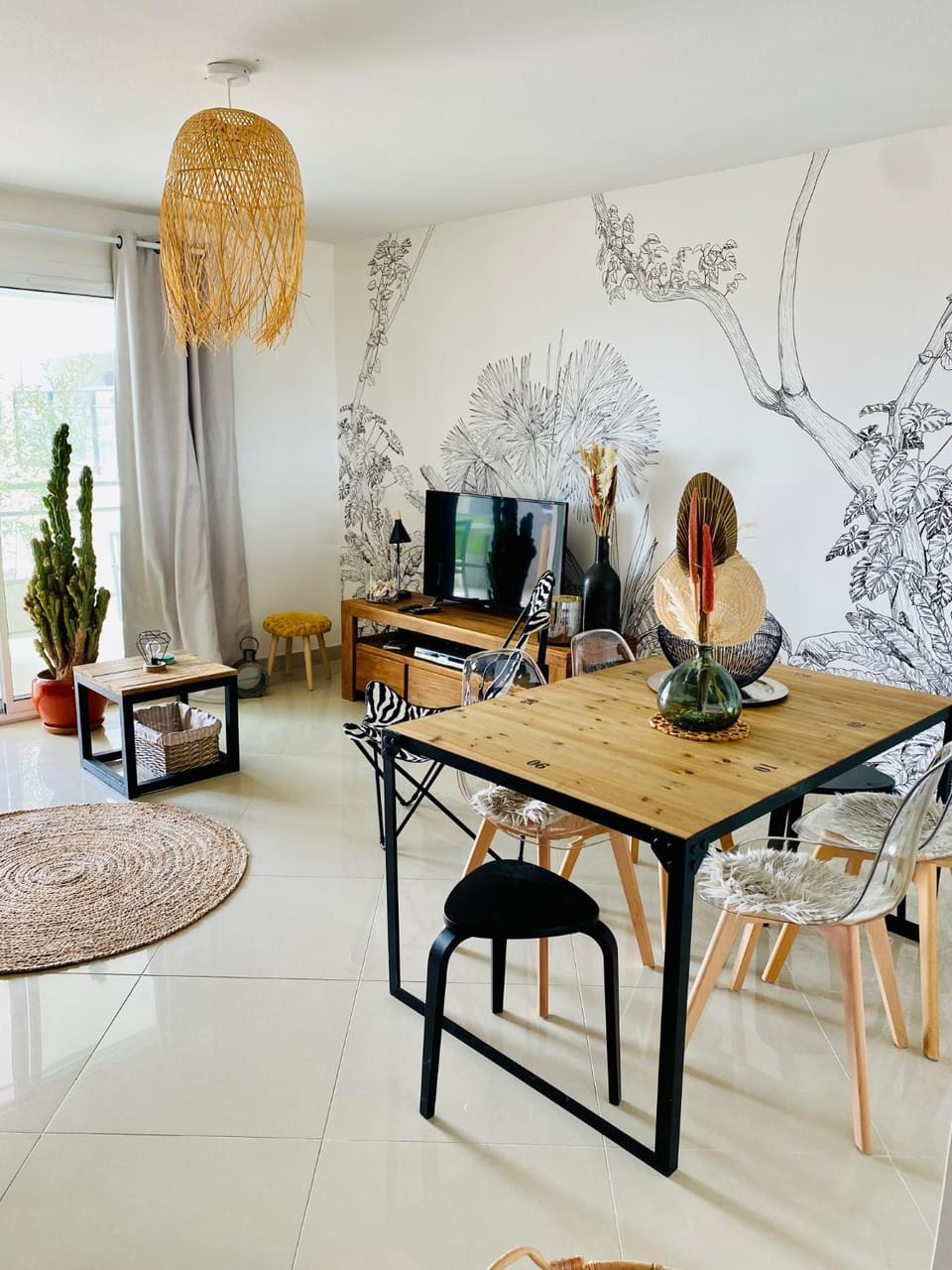 Living room, Seating area, Dining area