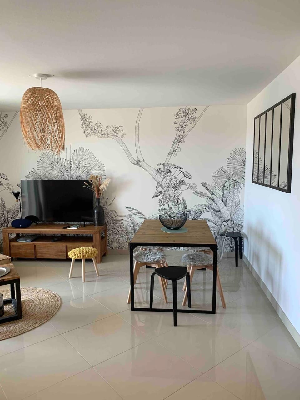 TV and multimedia, Living room, Seating area, Dining area