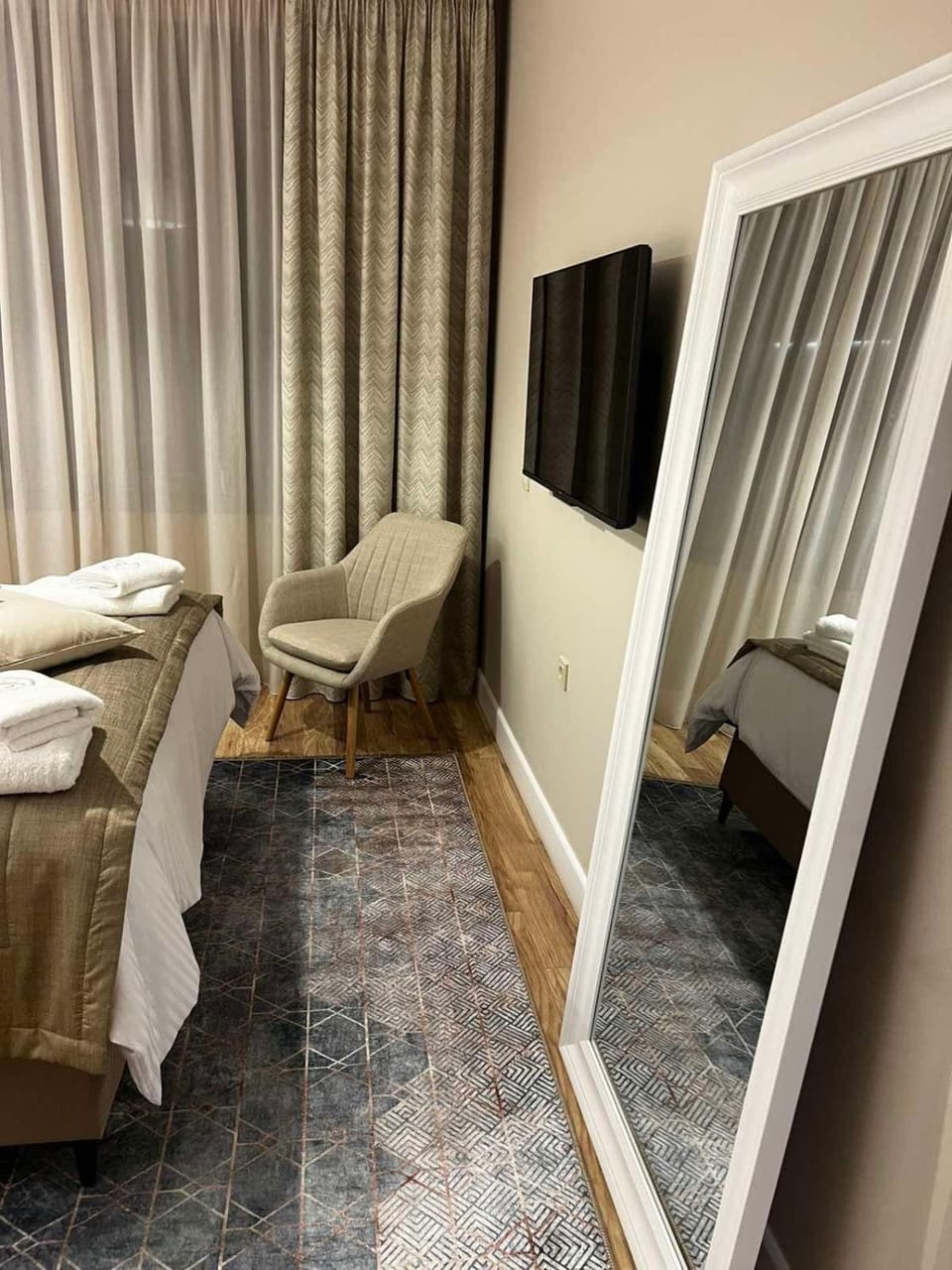 Bed, TV and multimedia, Bedroom