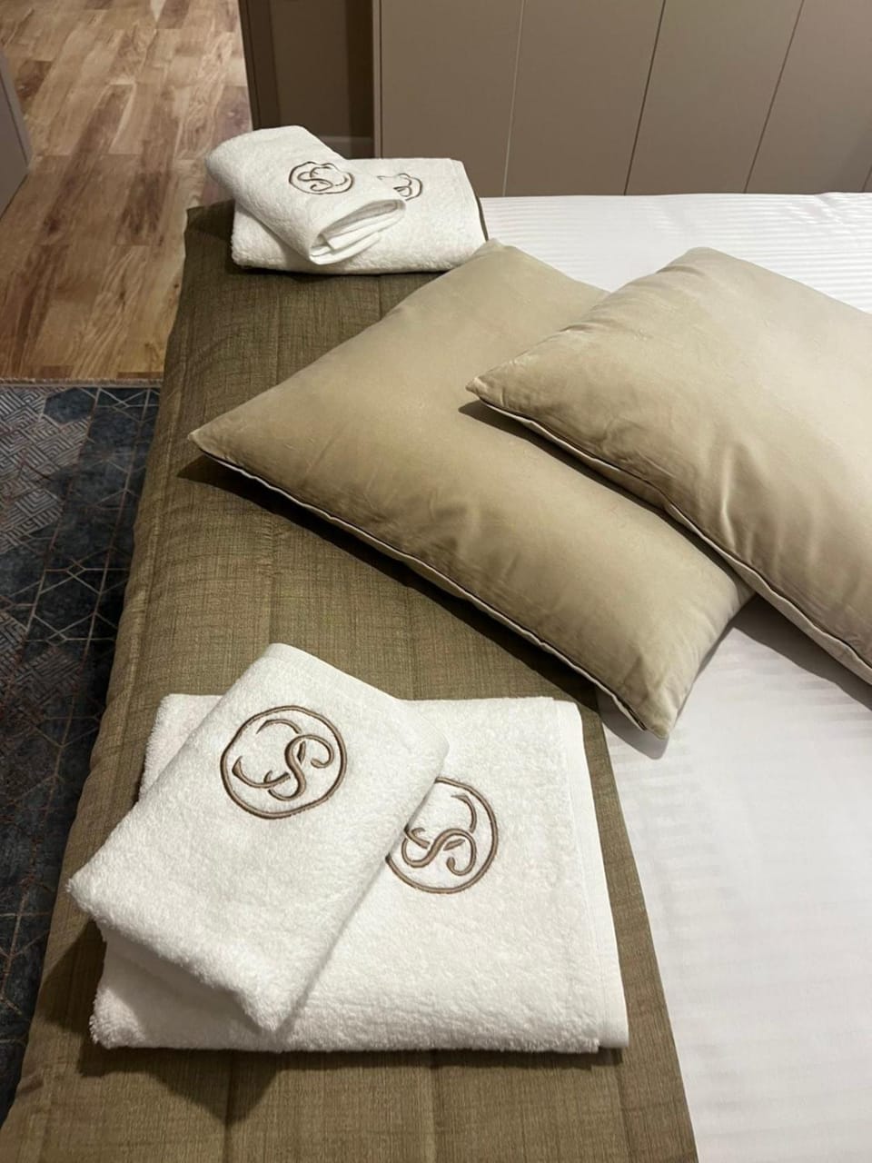 Bed, towels