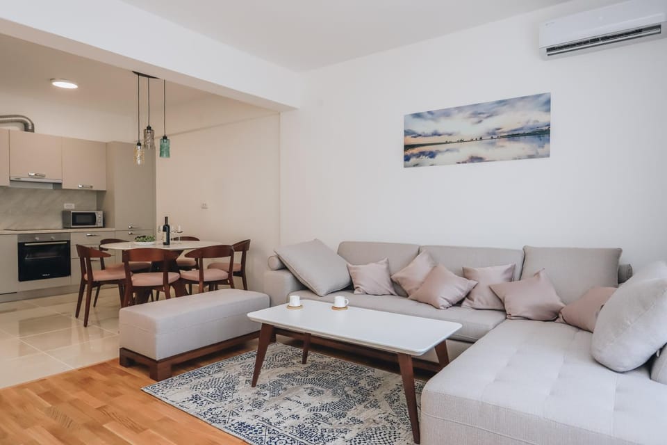 Kitchen or kitchenette, Seating area, Dining area, air conditioner