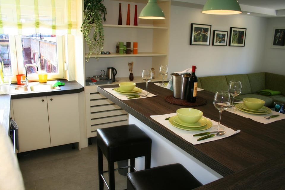 Seating area, Dining area