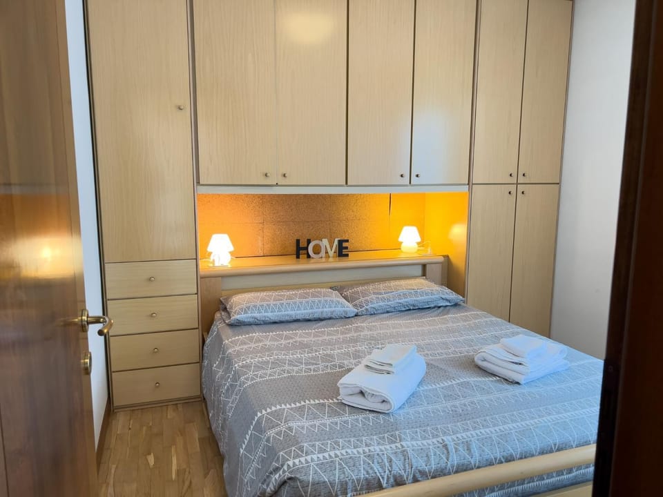 Bed, Photo of the whole room, Bedroom, wardrobe