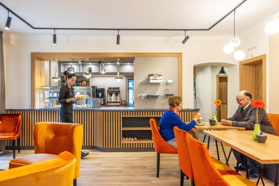 Restaurant/places to eat, Decorative detail, Buffet breakfast, Lunch, Dinner, Alcoholic drinks, Non alcoholic drinks, Family