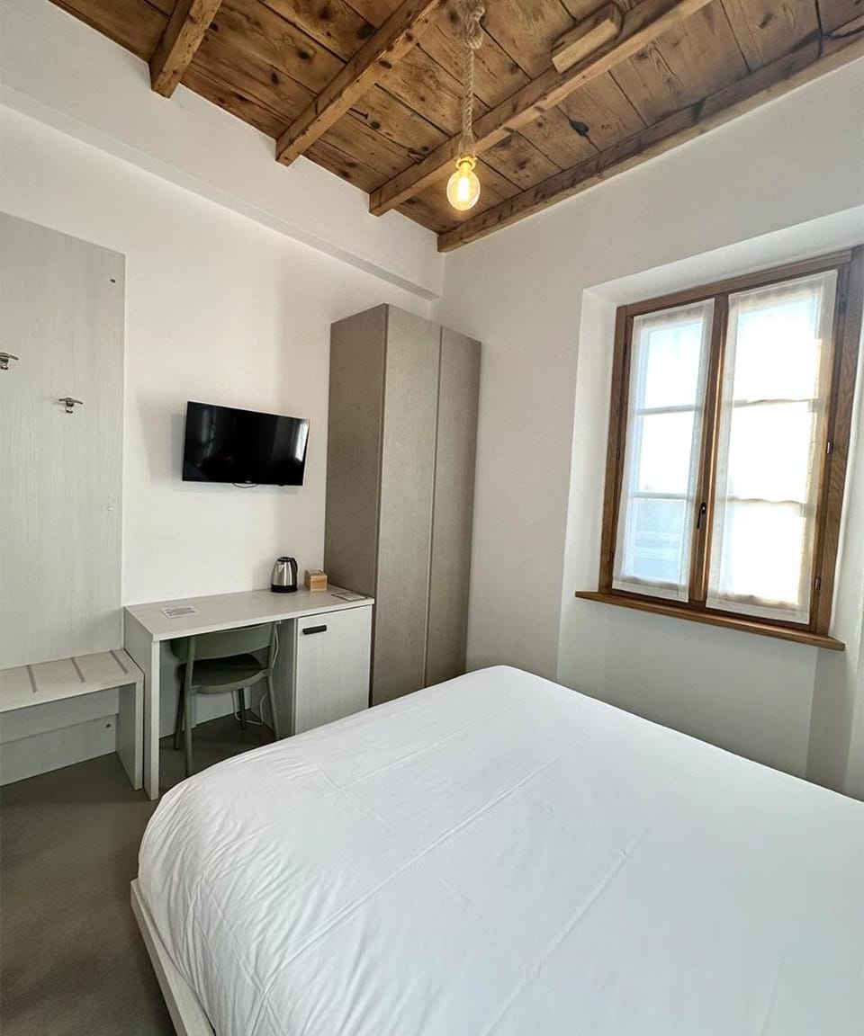 Bed, TV and multimedia, Photo of the whole room, Bedroom, wardrobe