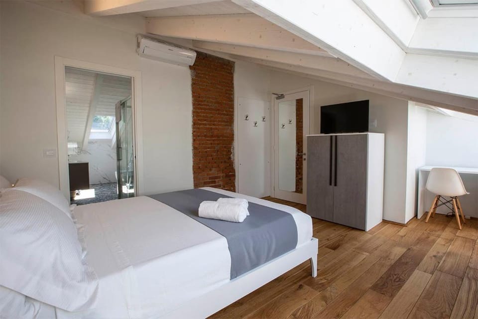 Bed, TV and multimedia, Photo of the whole room, Bedroom, towels, wardrobe, air conditioner