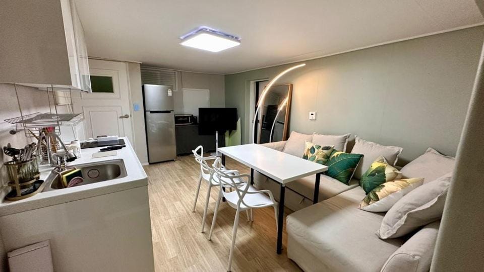 Kitchen or kitchenette, Living room, Seating area, Dining area, minibar, pet friendly, stove