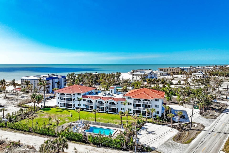 Sanibel Island condo - Steps from the beach (Breakers West C3) House in Sanibel Island