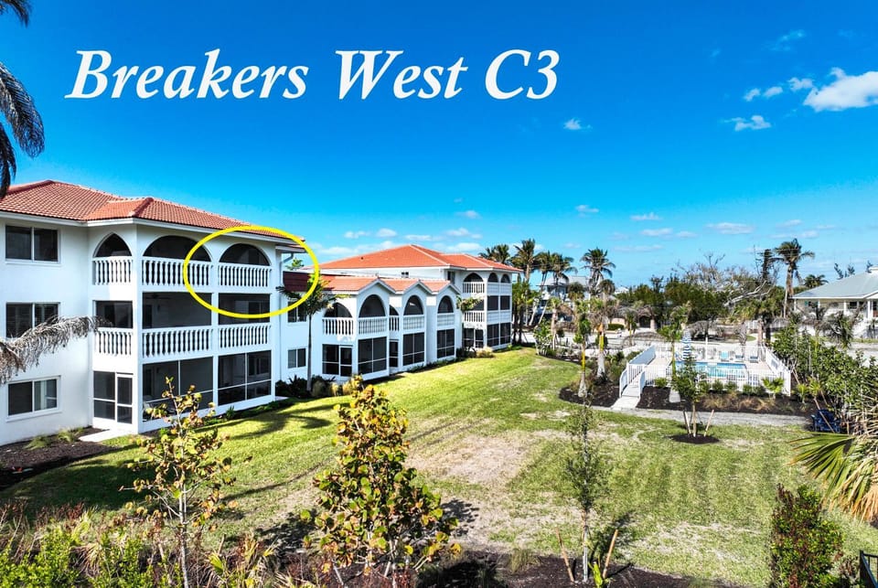 Sanibel Island condo - Steps from the beach (Breakers West C3) House in Sanibel Island