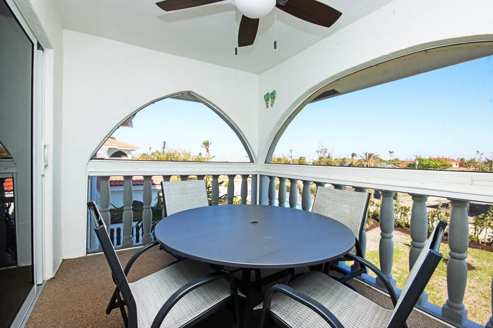 Sanibel Island condo - Steps from the beach (Breakers West C3) House in Sanibel Island
