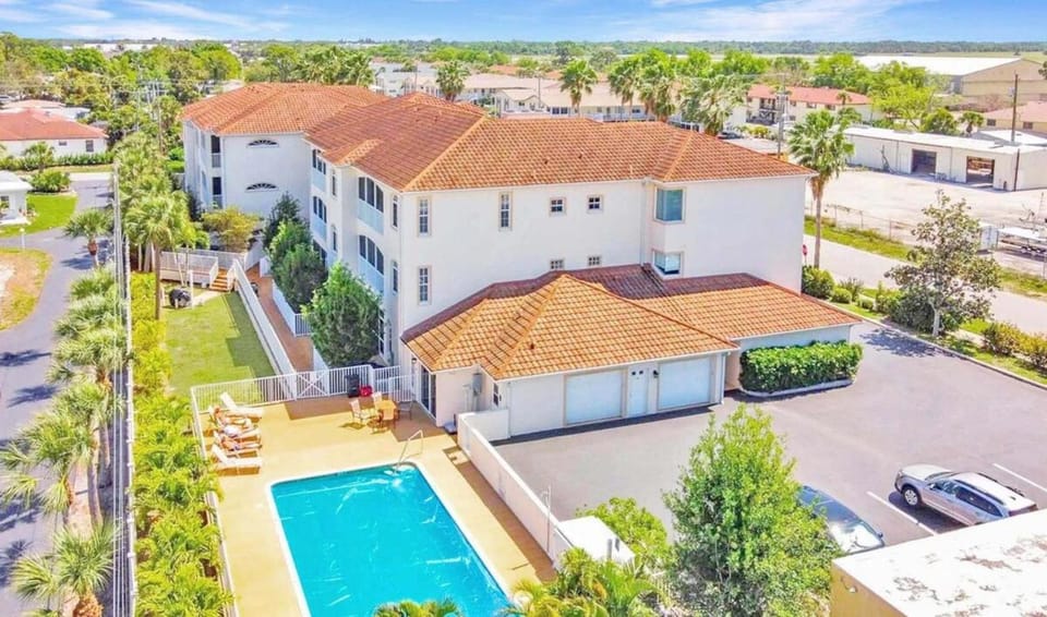 Property building, Neighbourhood, Bird's eye view, Swimming pool, Location