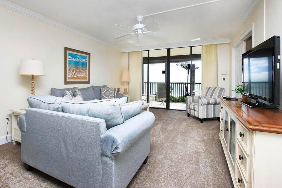 TV and multimedia, Living room, Seating area, Evening entertainment
