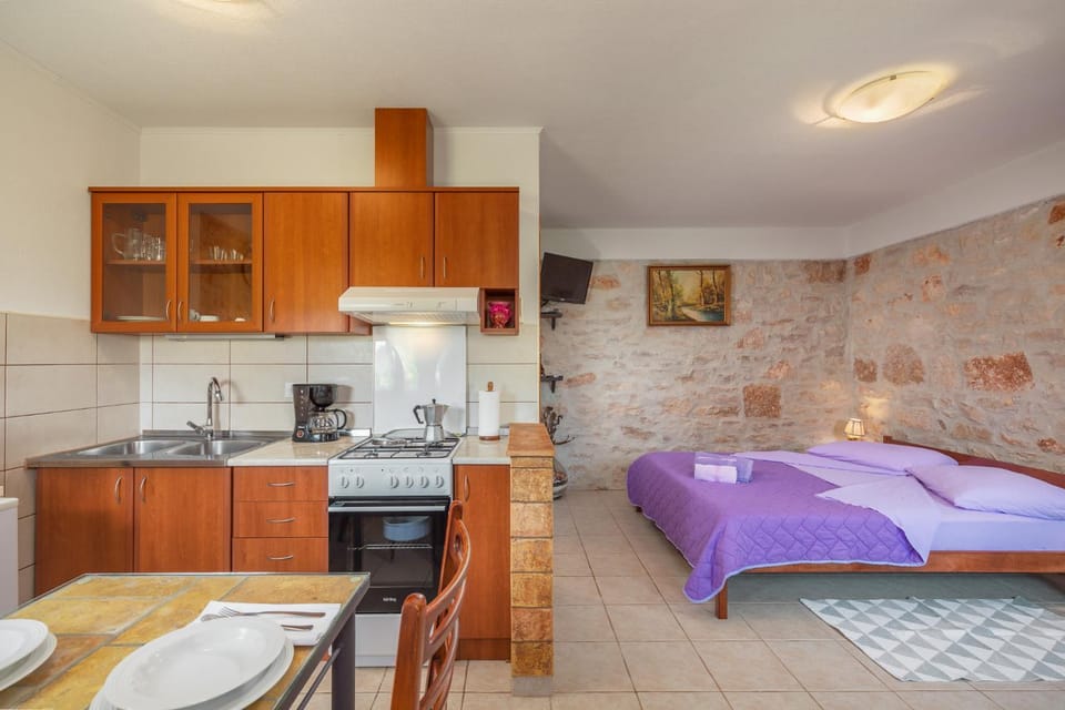 Bed, TV and multimedia, Coffee/tea facilities, Kitchen or kitchenette, Dining area