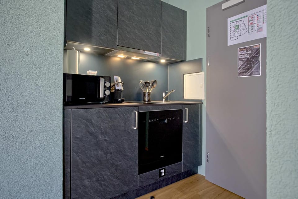 Coffee/tea facilities, Kitchen or kitchenette, stove