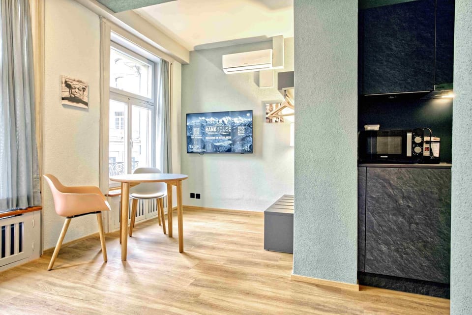 TV and multimedia, Kitchen or kitchenette, Living room, Seating area, Dining area, air conditioner